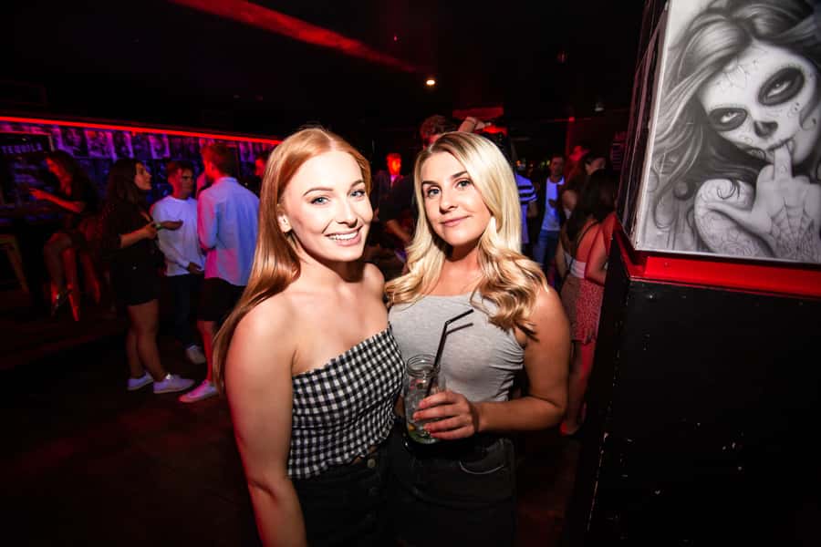 Queenstown: Bar Crawl with 5 Free Shots and Pizza - Why the free pizza matters
