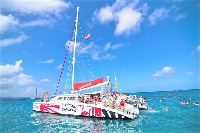 Reggae Catamaran and Snorkeling Open Bar Cruise Montego Bay - How crowded is the catamaran?