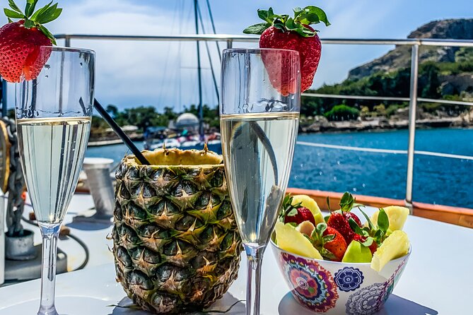 Rhodes Day Cruise (with lunch & unlimited drinks) 5,5 Hours - A relaxed half-day on the Aegean