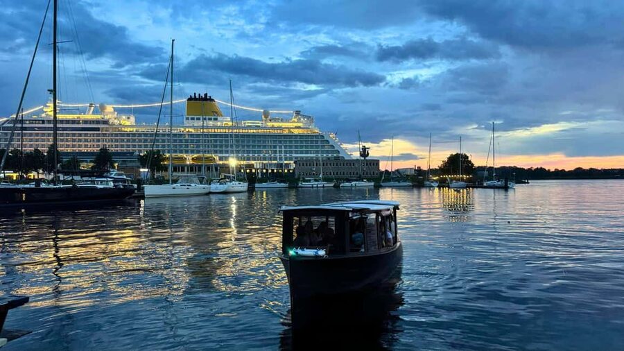 Riga: Canal Boat Tour with Drink & Old Town Audio Tour - Who will enjoy this cruise most