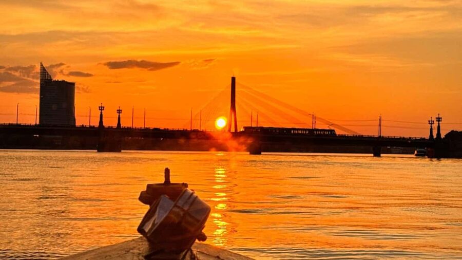 Riga: Canal Boat Tour with Welcome Drink & Audio Guide - The Freedom Monument from a fresh angle