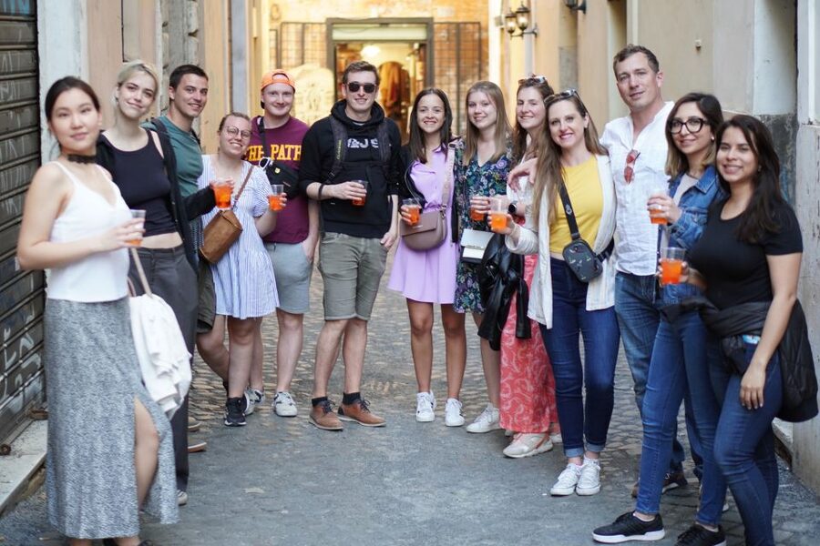 Rome: Evening Walking Tour with Cocktails and Local Guide - Finishing at an Italian cocktail bar
