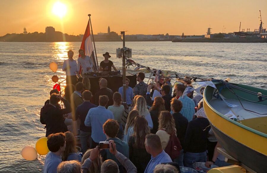 Rotterdam: Pub Cruise with Drinks and Bites - Should you book the Rotterdam Pub Cruise?
