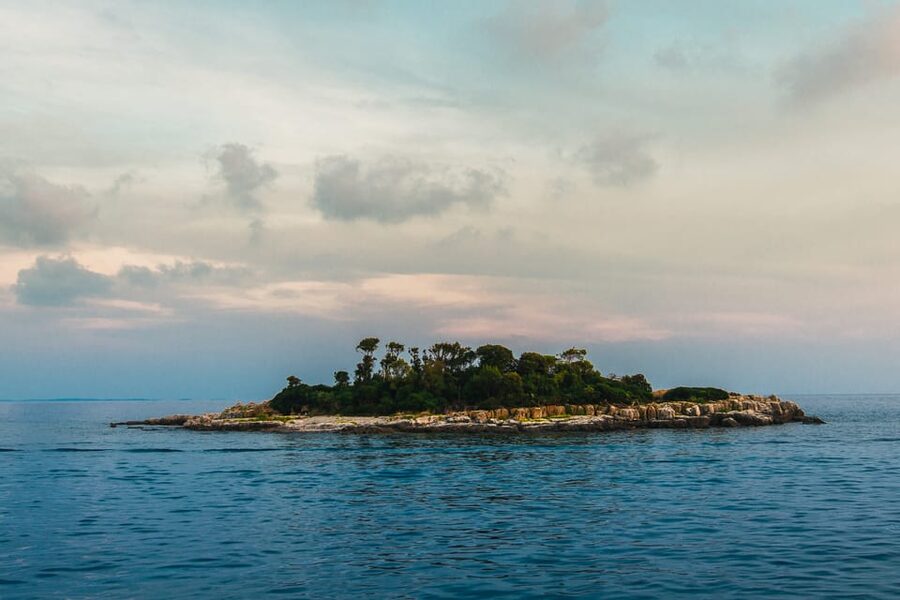 Rovinj half-day cruise: swim stops, drinks & brunch included - Brunch on board: simple food that fits the outing