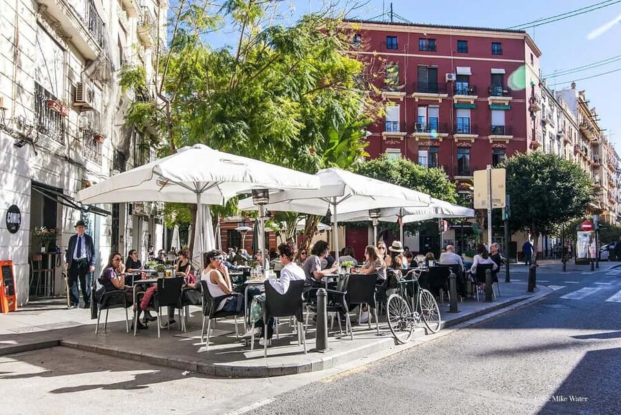 Ruzafa Food & Wine Tour: Tapas, Drinks & Local Secrets - A guide who makes the advice useful