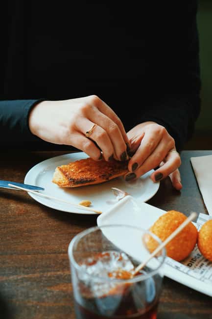 Ruzafa Food & Wine Tour: Tapas, Drinks & Local Secrets - Starting at Musgo, a fitting first stop