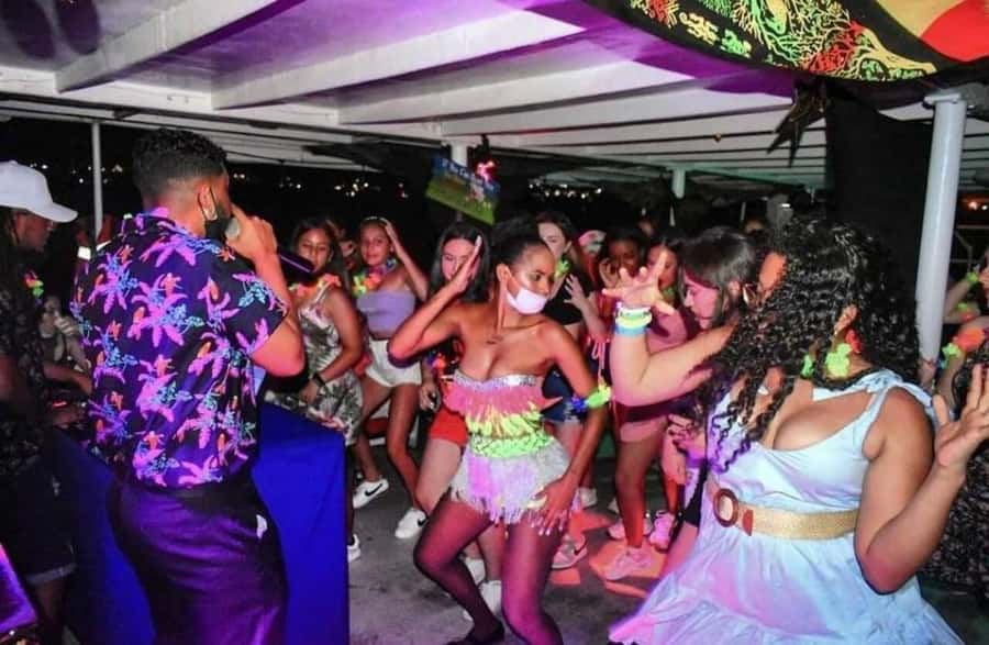 San Andres: White Party on boat with open bar, dinner and dancers! - What the three-hour cruise feels like