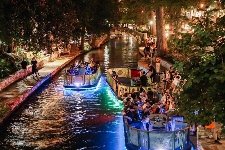 San Antonio: Spirits & Spirits Haunted Pub Crawl - The Menger Hotel and its supernatural tales