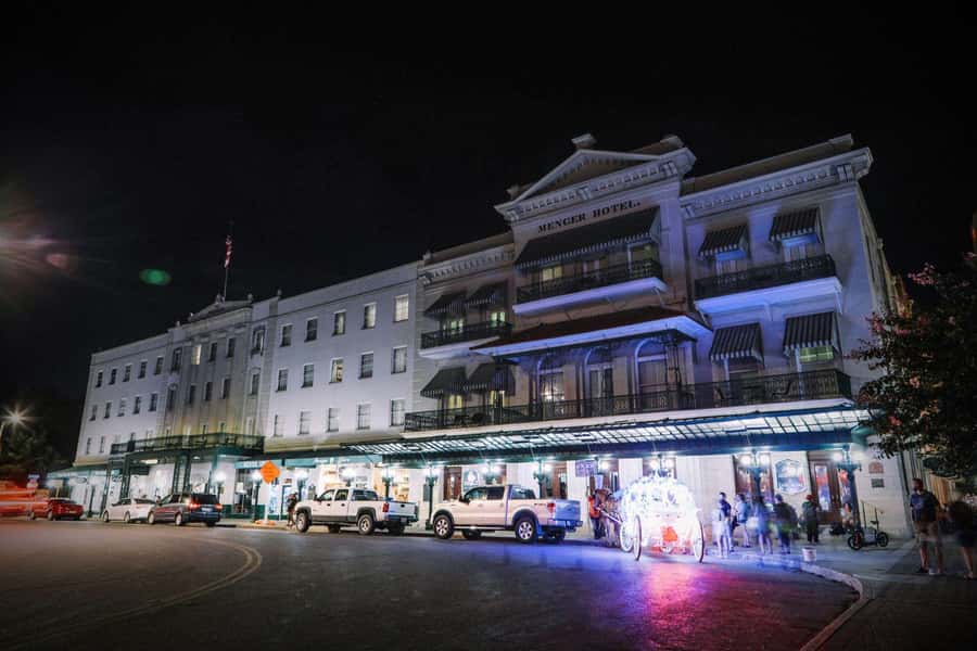 San Antonio: Spirits & Spirits Haunted Pub Crawl - Finishing near the Majestic Theater