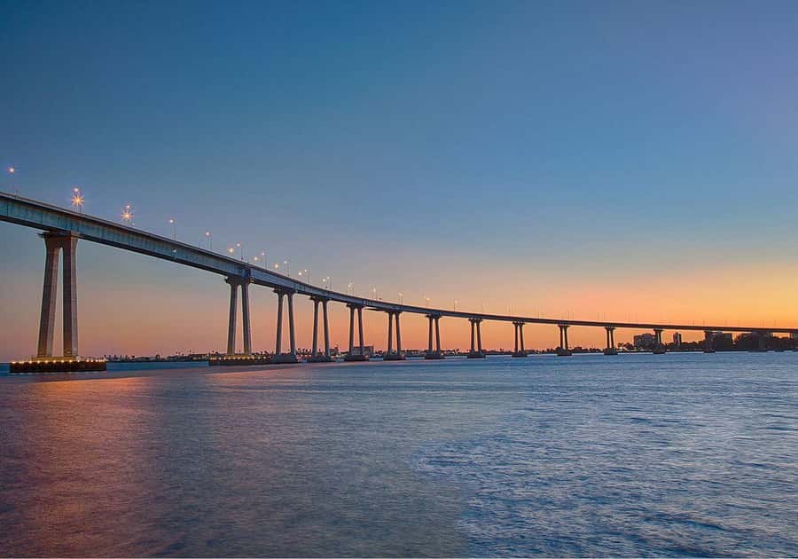 San Diego: Buffet Dinner Cruise with Drinks - The DJ and the mood onboard