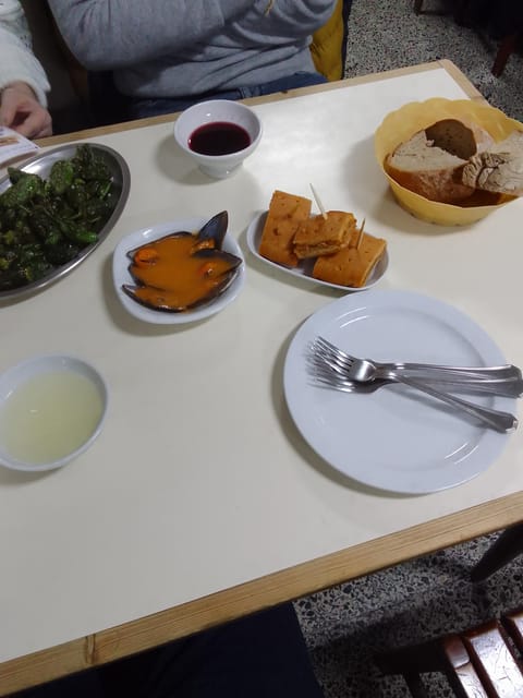 Santiago: Guided Foodie Tour with Drinks, Tapas & Live Music - Why the small group makes a difference