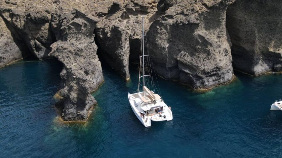Santorini Catamaran Day Cruise: Lunch, Drinks and Transfers - The return trip gives you the best Caldera views