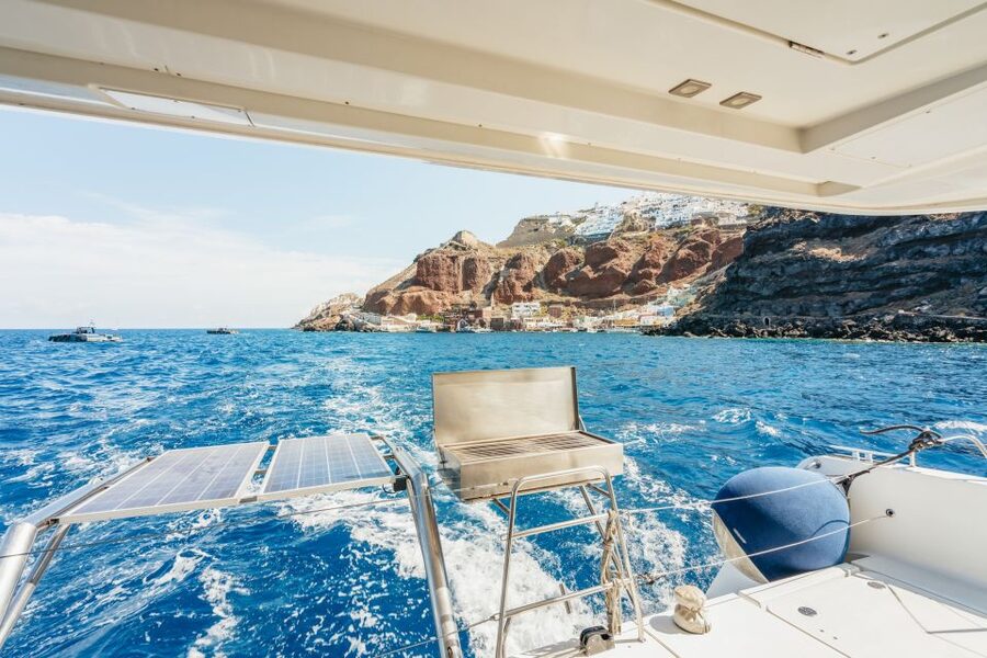 Santorini: Luxury Catamaran Day Trip with Meal and Open Bar - The volcanic hot springs stop
