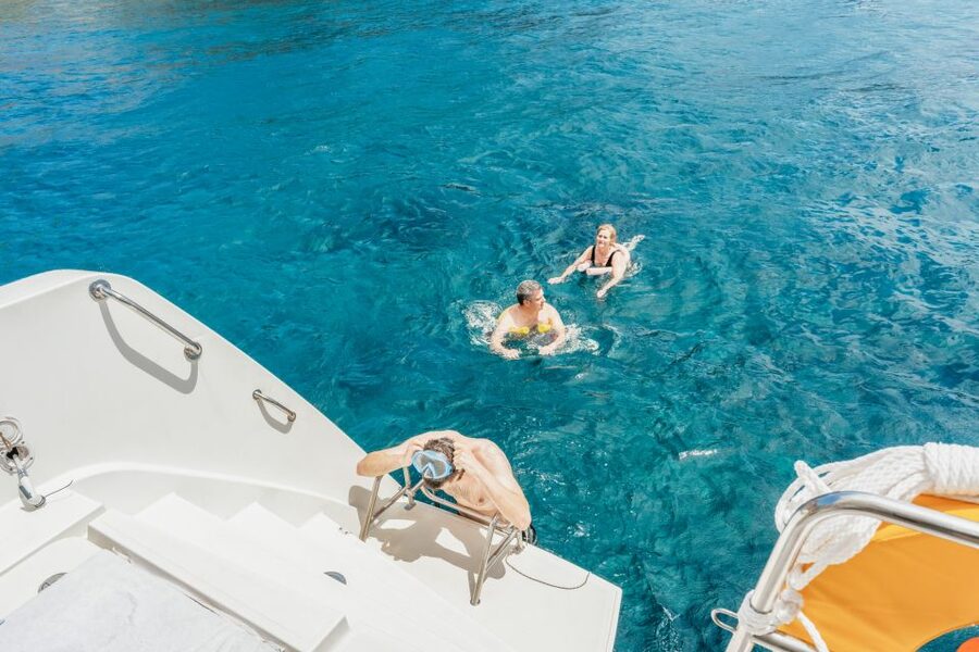 Santorini: Luxury Catamaran Day Trip with Meal and Open Bar - The crew makes a real difference