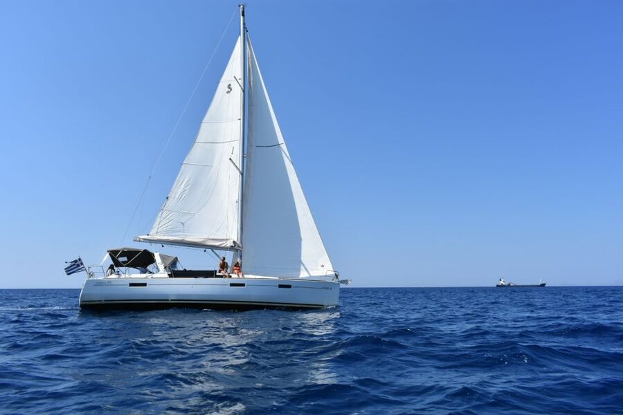 Santorini: Private Caldera Sailing Trip with Open Bar & Meal - Lunch with seafood, Greek dishes, and wine