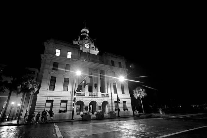 Savannah Haunted Pub Crawl Walking Tour - 17Hundred90 Inn and the first real ghost-story setting