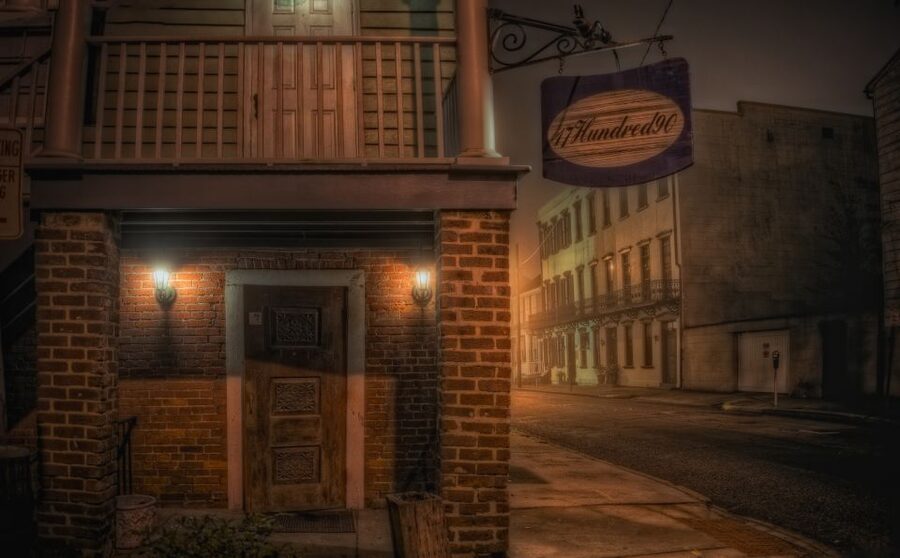 Savannah: Haunted Pub Crawl - Historic squares, dark stories, and Savannah’s old streets