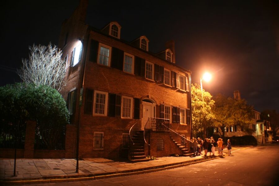 Savannah: Pub Crawl and Ghost Tour - The first pub stop and Savannah’s open-container rule