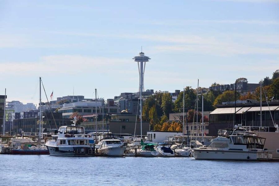 Seattle: Lake Union Happy Hour Cruise - Boarding at MOHAI and finding the boat