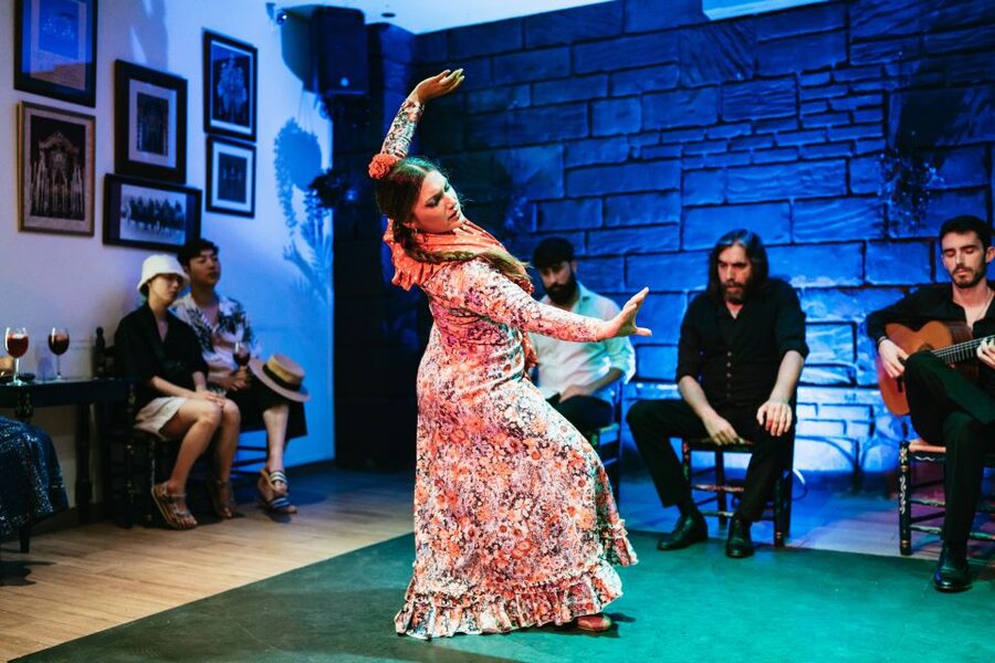 Seville: Baraka Sala Flamenca Show with Drink in Triana - Why this small Triana flamenco show works