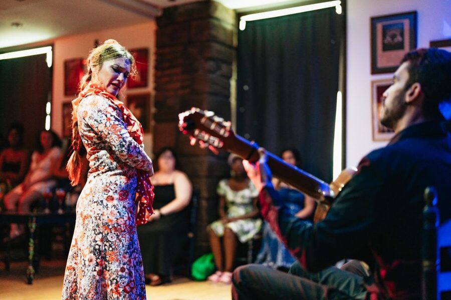 Seville: Baraka Sala Flamenca Show with Drink in Triana - Photos, phones, and being present