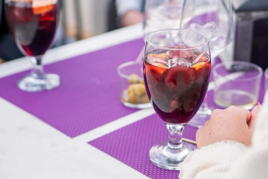 Seville: Sangría and Spritz Cocktail Workshop with Tapas - What the two-hour schedule feels like