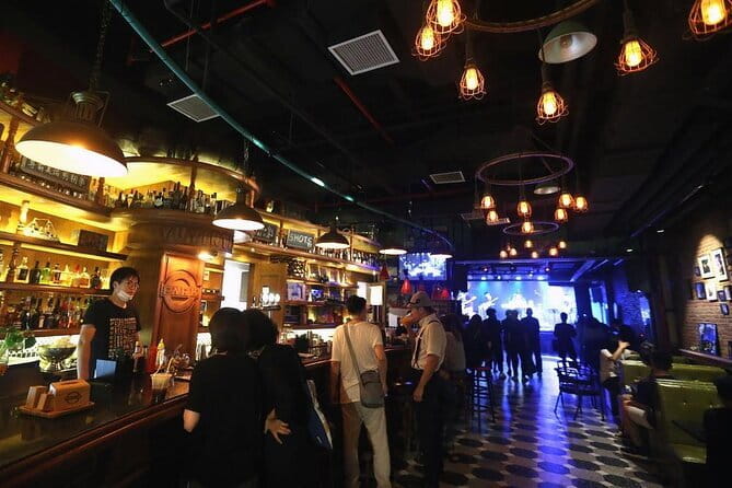 Shanghai bar hopping tour in the former french concession - Meeting Jill near Fumin Road