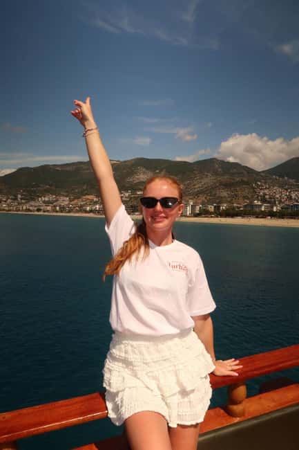 Side to Alanya Boat Tour with Soft Drinks & Cleopatra View - Castle, harbor, and Red Tower views