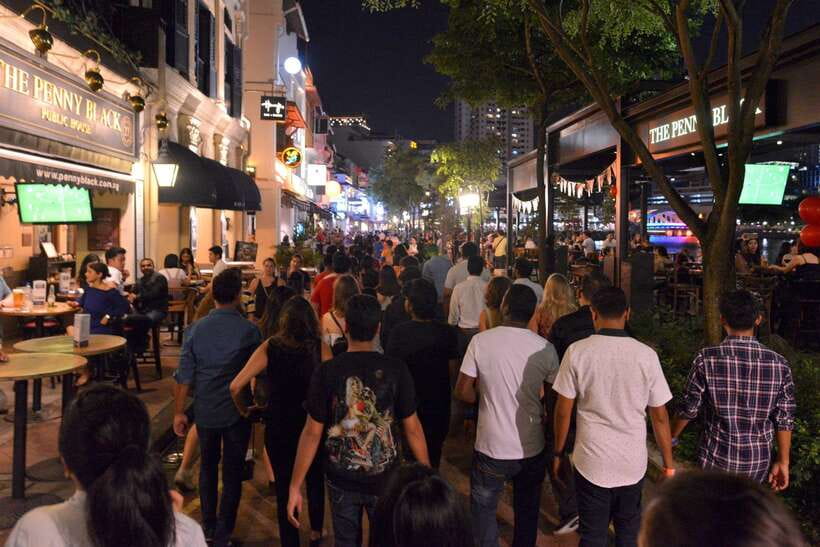 Singapore Pub Crawl - Party like a Local - Who will enjoy it most