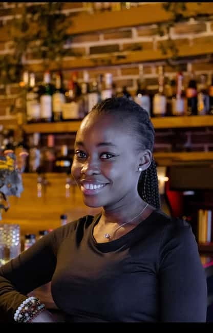 Solo travelers Meetup:A cultural stroll,Drinks & socializing - Key points to know before you book