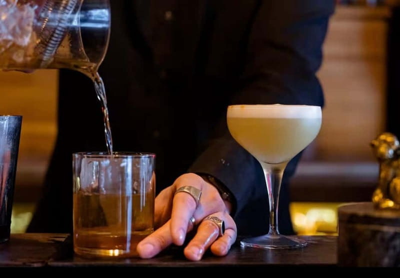 Solo travelers Meetup:A cultural stroll,Drinks & socializing - What the first bar adds to the evening