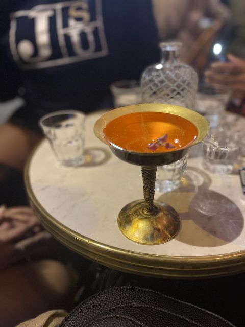 Solo travelers Meetup:A cultural stroll,Drinks & socializing - What the $23 price really covers