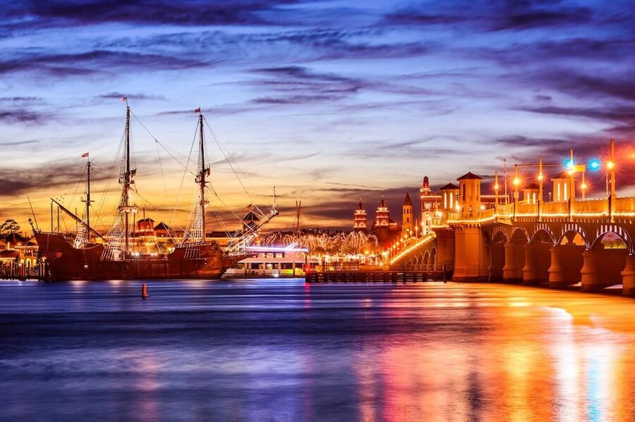 St. Augustine: Nights of Lights Sunset Sail with Drinks - The second hour: St. Augustine glowing after dark