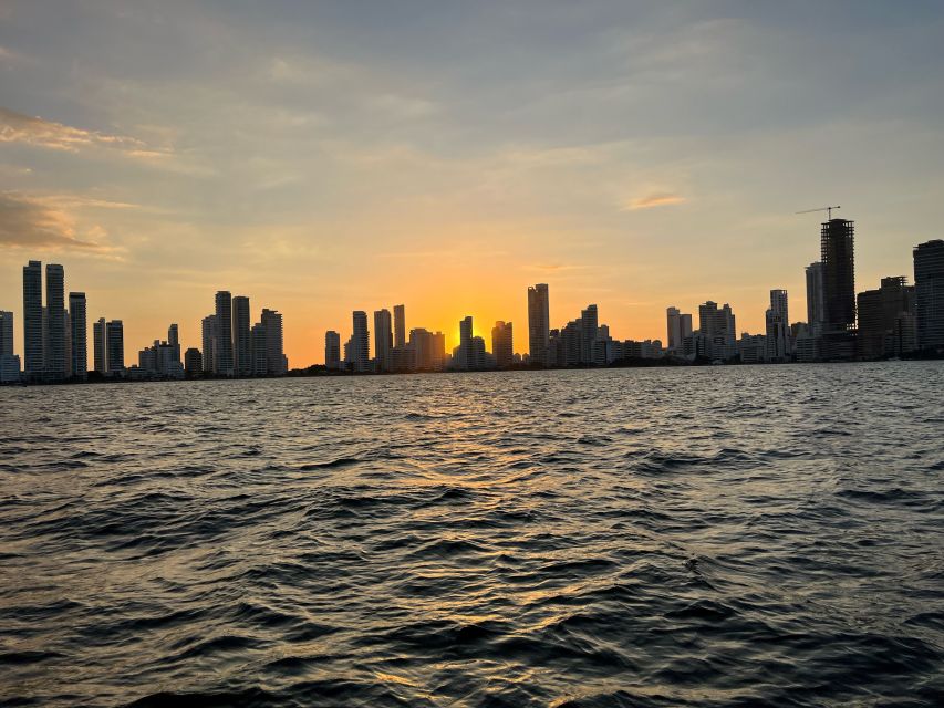 Sunset boat tour open bar and free club entrance Cartagena - Tips that make the night easier