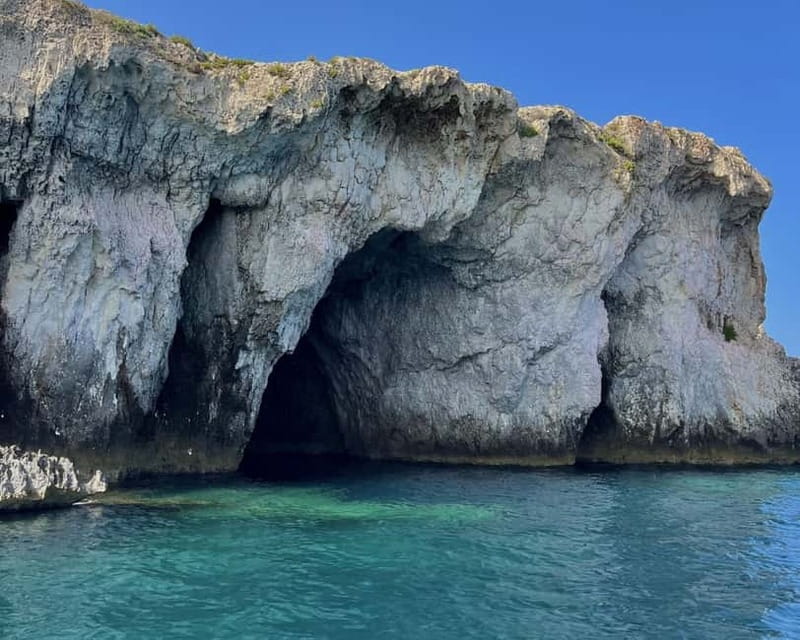Syracuse: Ortigia Island and Sea Caves Boat Tour with Drinks - Fonte Aretusa and the swim stop