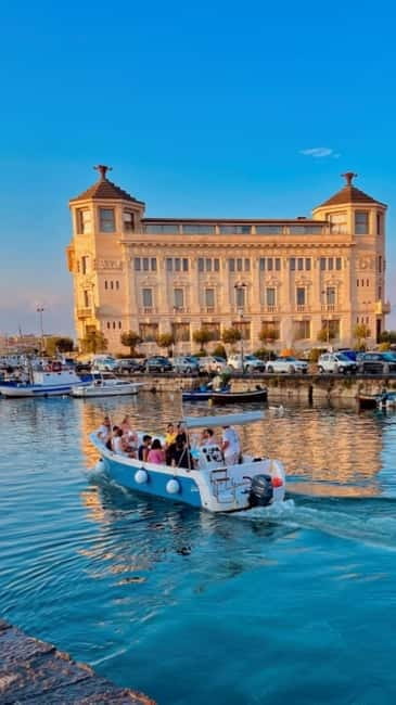 Syracuse: Ortigia Island and Sea Caves Boat Tour with Drinks - What the hour feels like on the water
