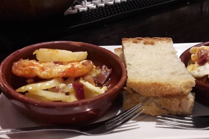Tapas tasting with drinks at Santiago Old Town - What this Santiago tapas experience really offers