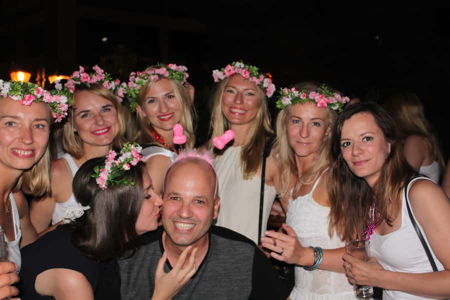 Tel Aviv: Pub Crawl with 4 Stops and Free Shots - Stop two: changing the music and the mood