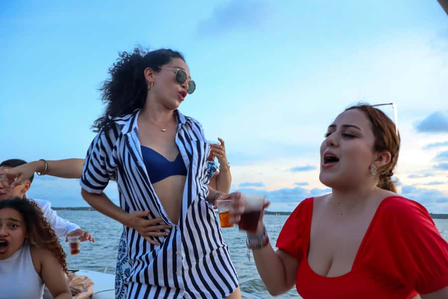 The best sunset tour in the bay: Open bar party & fun - Key points to know