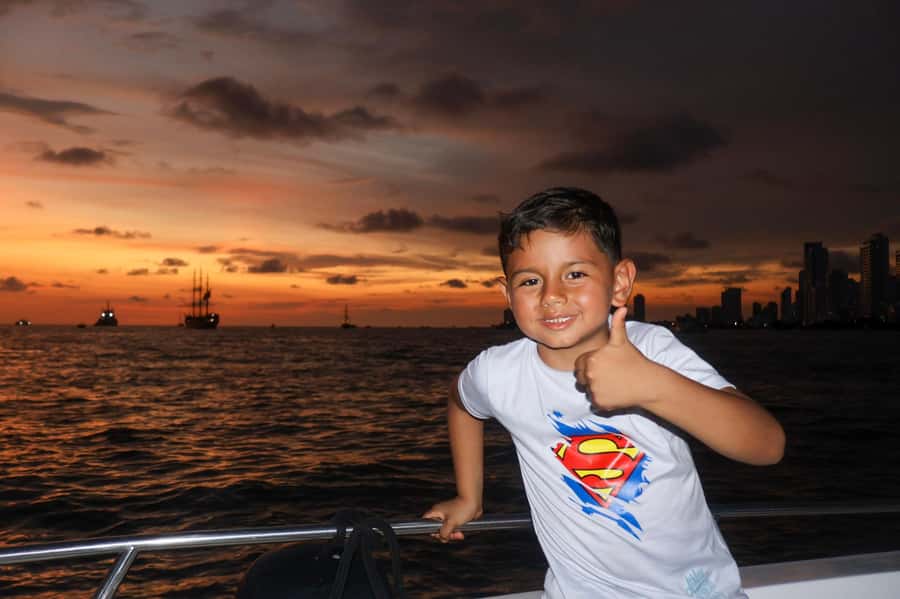 The best sunset tour in the bay: Open bar party & fun - Who should book this boat party