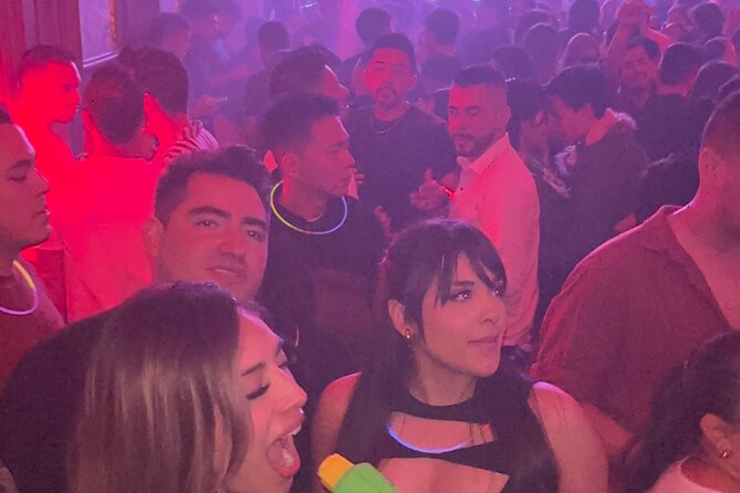 Theatron Party-Tour, 20 Clubs, Map, cocktail, bottle, After-party - What the 150,000 COP package really buys