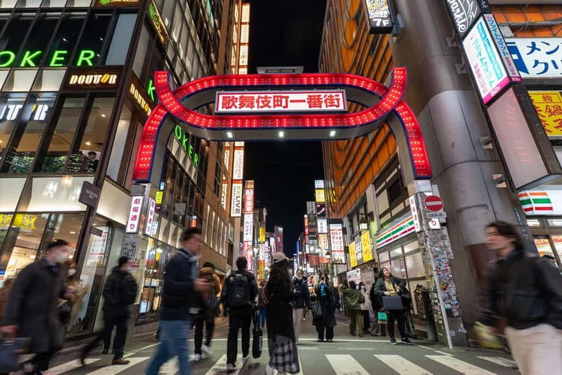 Tokyo: Shinjuku Golden Gai Bar Hopping Night Tour - What the Guides Add