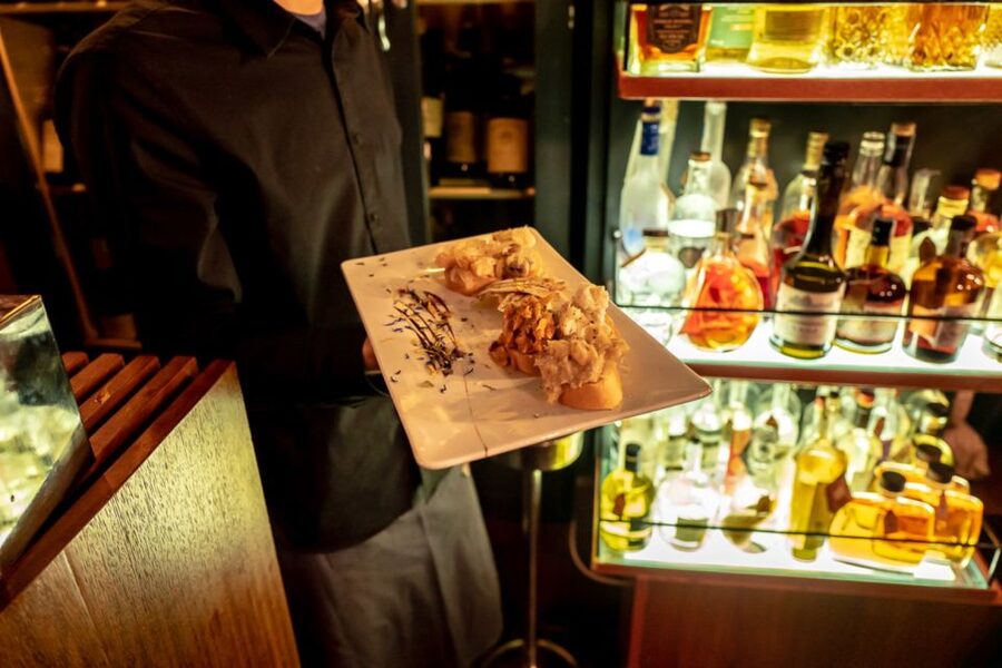 Venice: Venetian Style Carnival Pub Crawl - Group size, guiding, and the social side