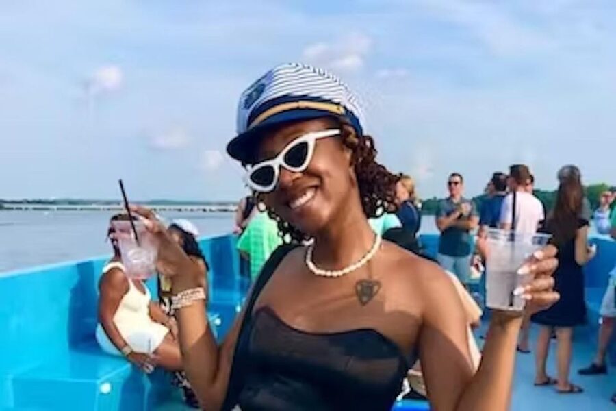 Washington, DC: Potomac River Yacht Cruise with Open Bar - The open bar and cocktail setup