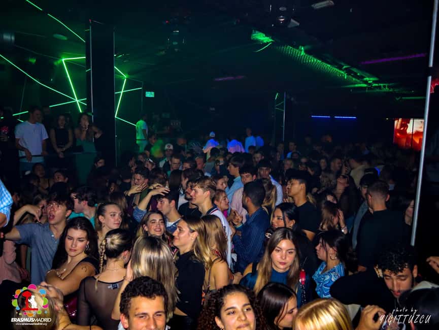 Wild Night Pub Crawl: Free Shots, Games & VIP Club Entry! - What the $8 Madrid pub crawl really offers