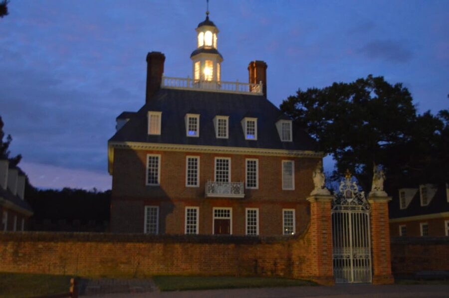 Williamsburg: Colonial Ghosts Haunted Pub Crawl - The Wren Building and the ghosts of William and Mary