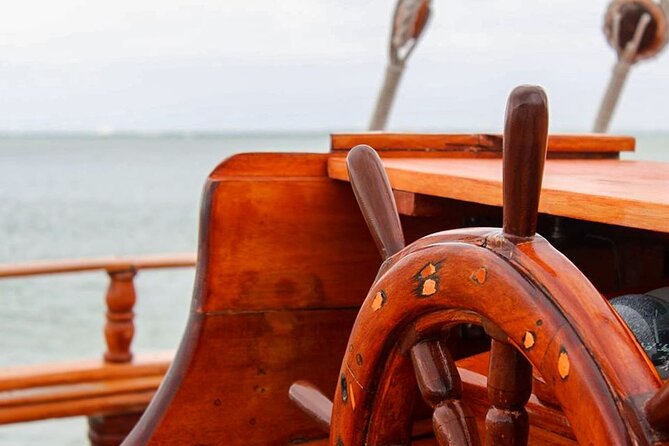 Your Romantic Dinner in Cancun, includes national open bar and live music - Seating, weather, and the boat itself