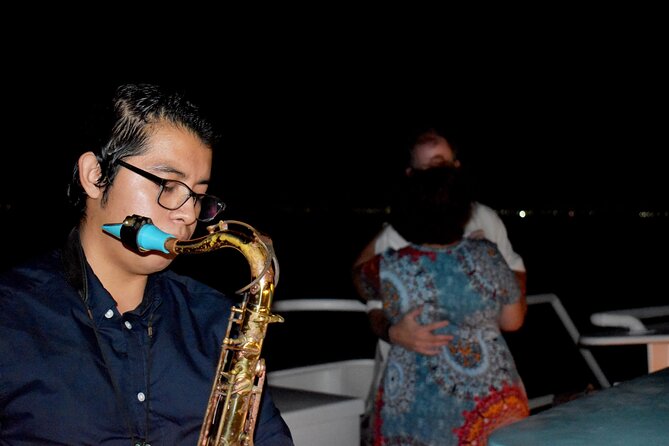Your Romantic Dinner in Cancun, includes national open bar and live music - Drinks and service during the cruise