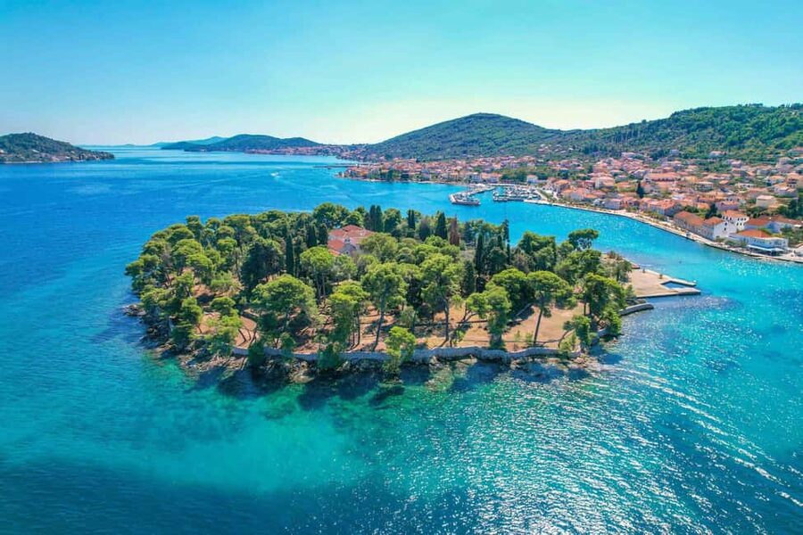 Zadar: 3 Islands Speedboat Tour with Drinks and Diving - The ride through the Bay of Foša